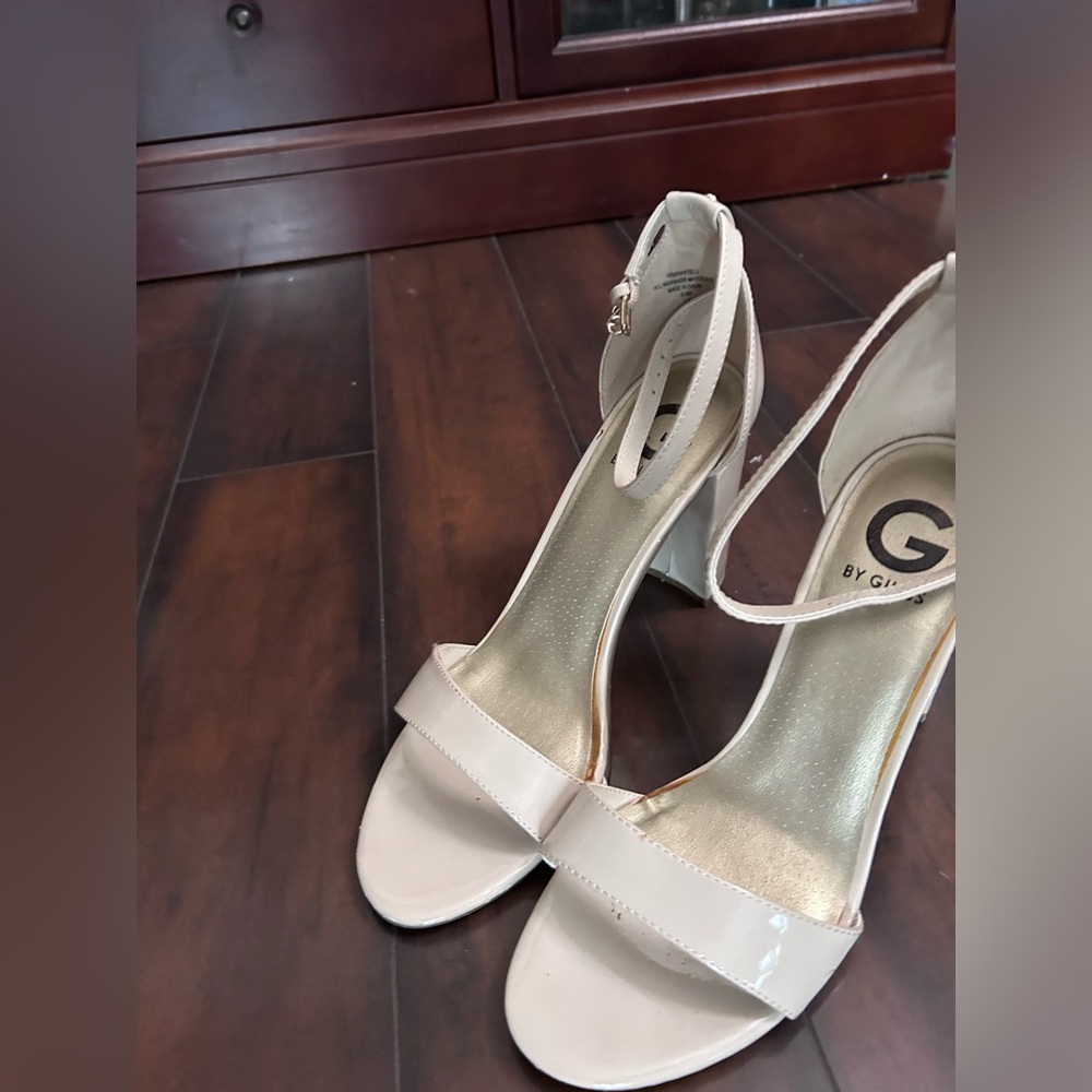 Guess pumps